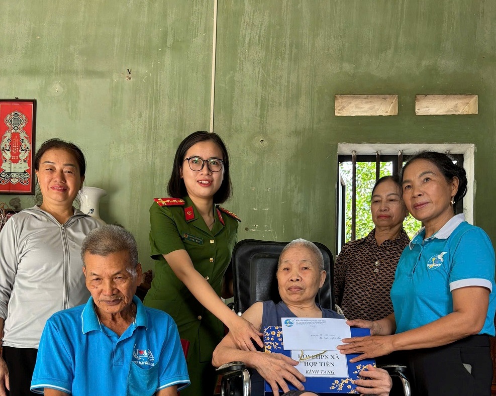 Hội Phụ nữ Công an xã Hợp Tiến thăm, tặng quà phụ nữ có hoàn cảnh khó khăn